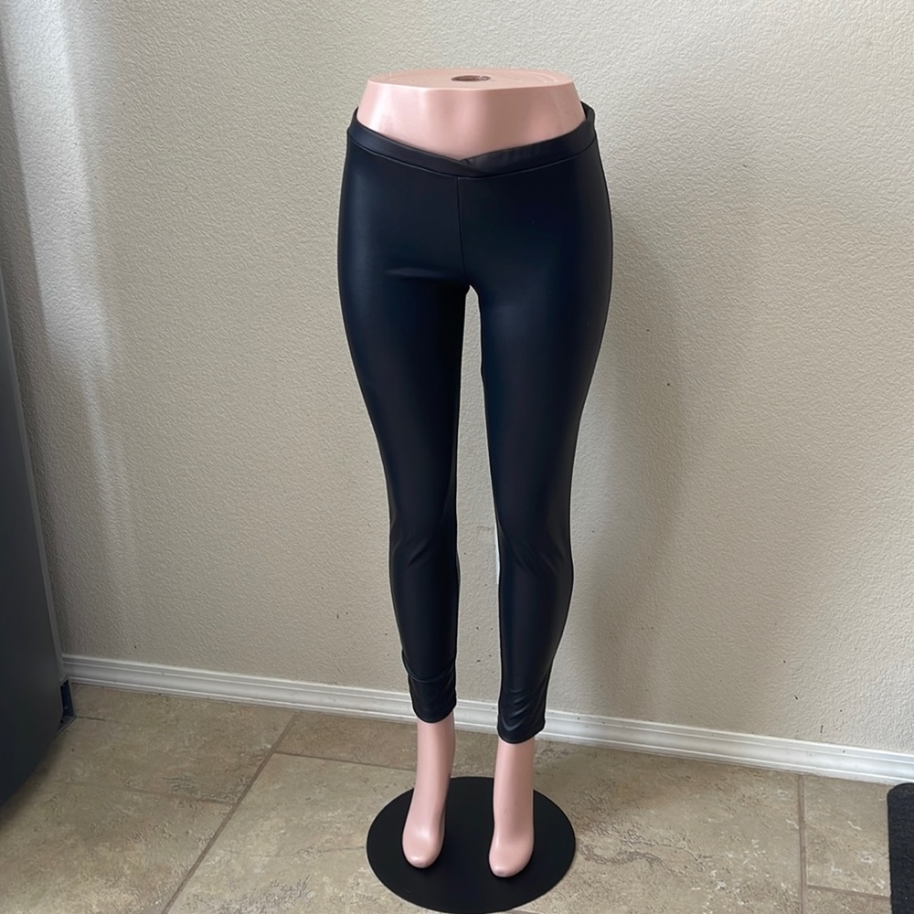 Guess leggings 95% Polyester 5% Spandex